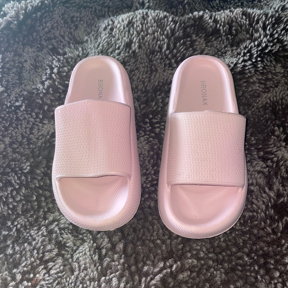 Women’s Slides 7